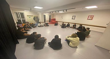 Gençler İçin Yaratıcılığı Artıran Atölyeler: Ceren Özdemir Gençlik Merkezi'nin Zengin Etkinlik Yelpazesi