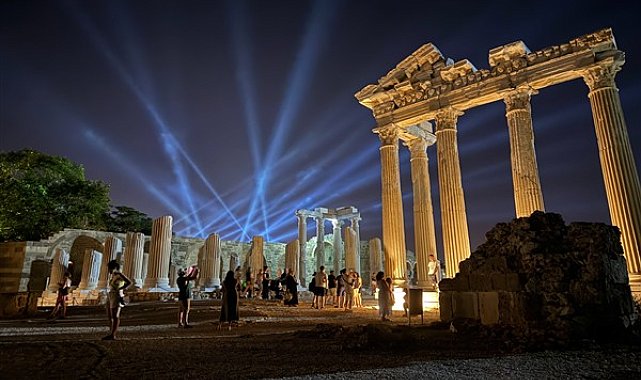 Bakan Ersoy: Antalya, Ekim ayında 2 milyon 216 bin 554 yabancı ziyaretçiyi ağırladı