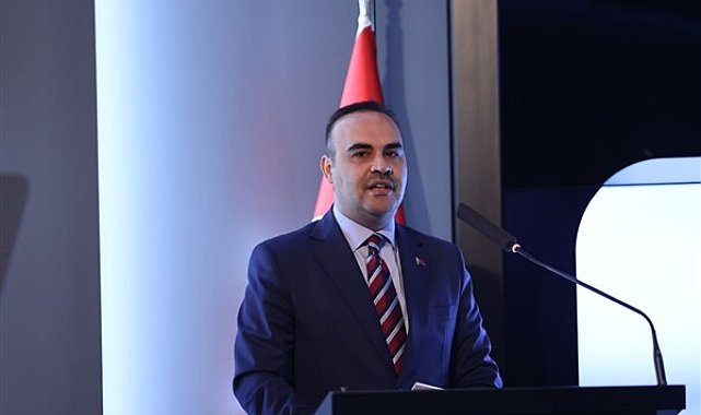 Bakan Kacır’a fahri doktora unvanı verdi