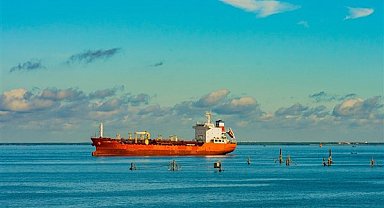 Makine arızası yaşayan yük gemisi, Bozcaada Demir Sahası’na demirletildi