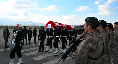 Şehit Hava Astsubay Başçavuş Karakuş'un naaşı, Kocaeli'nde törenle karşılandı