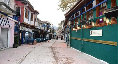 Tarihi Arap Şükrü Sokağı, kaçak eklentilerden arındırıldı