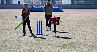 Afyon’da Kriketin Şampiyonu Belli Oldu: Kupa Yunus Emre’nin!