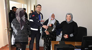 Dinar’da 8 Mart Jesti: Kadınların Yüzü Çiçeklerle Güldü!