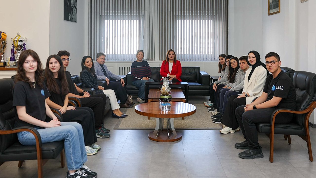 Afyonkarahisar Belediye Başkanı Burcu Köksal, MSÜ’de Başarı Gösteren Öğrencileri Kabul Etti