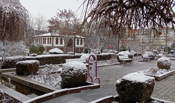 Afyonkarahisar'da 1 Mayıs Alarmı: Sıcaklıklar 3 Dereceye Düşüyor, Kar ve Zirai Don Kapıda!