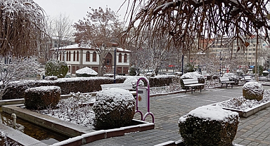 Afyonkarahisar'da 1 Mayıs Alarmı: Sıcaklıklar 3 Dereceye Düşüyor, Kar ve Zirai Don Kapıda!