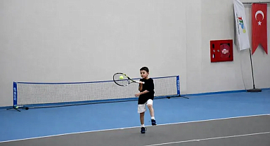 Afyonkarahisar’da 100 minik sporcu tenis turnuvasında yarıştı