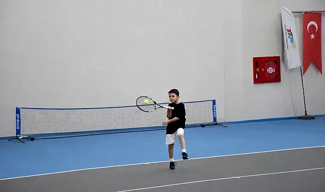 Afyonkarahisar’da 100 minik sporcu tenis turnuvasında yarıştı