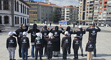 Afyonkarahisar’da Öğrencilerden Kent Meydanı’nda Sağlıklı Yaşam Etkinliği