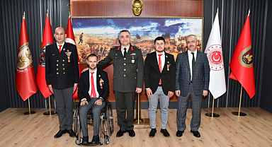 Afyonlu Kahramanlara Genelkurmay'dan Onur Rozeti: Makamda Tören Düzenlendi