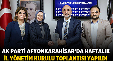 AK Parti Afyonkarahisar’da Toplantı Sonrası Dikkat Çeken Plaket Takdimi