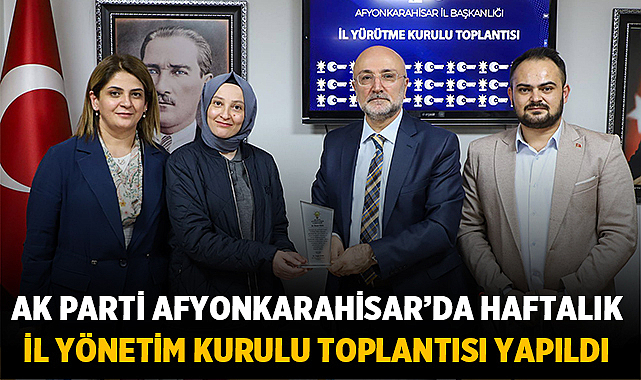 AK Parti Afyonkarahisar’da Toplantı Sonrası Dikkat Çeken Plaket Takdimi