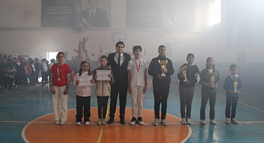 Başmakçı’da 23 Nisan yarışmalarında dereceye girenlere ödül verildi
