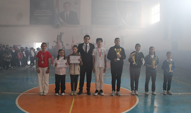 Başmakçı’da 23 Nisan yarışmalarında dereceye girenlere ödül verildi