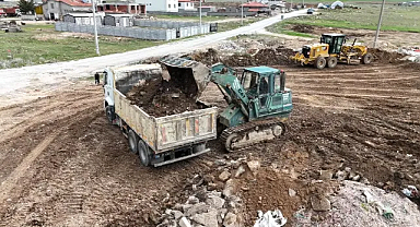 Bolvadin'de moloz yığınları temizleniyor