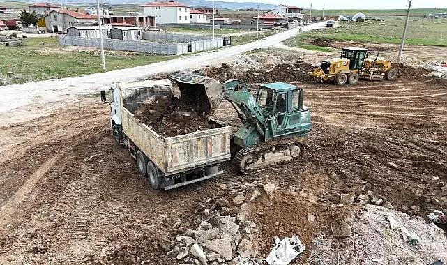 Bolvadin'de moloz yığınları temizleniyor