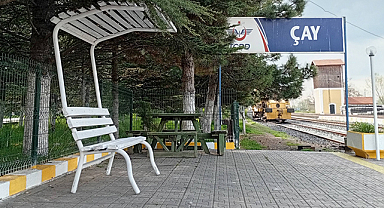 Çay Tren İstasyonu’na Belediye Desteği: Yeni Oturma Bankları Yerleştirildi