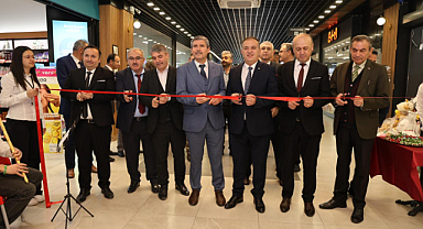 Dinar Fen Lisesi Öğrencilerinin Resim Sergisi İYAŞ AVM’de Ziyarete Açıldı