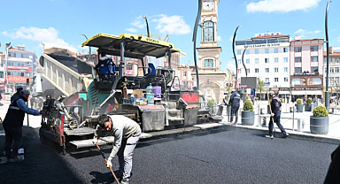 Emirdağ Cumhuriyet Meydanı’nda sıcak asfalt çalışması başladı