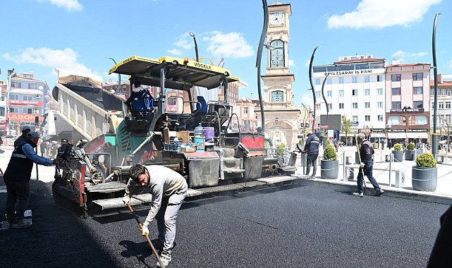 Emirdağ Cumhuriyet Meydanı’nda sıcak asfalt çalışması başladı