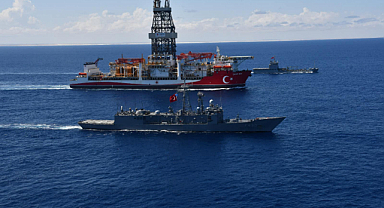 Somali’de Türk savaş gemileri sondaj gemisine refakat ediyor