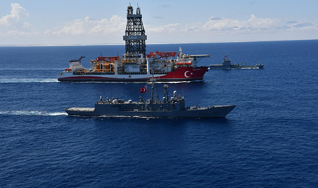 Somali’de Türk savaş gemileri sondaj gemisine refakat ediyor