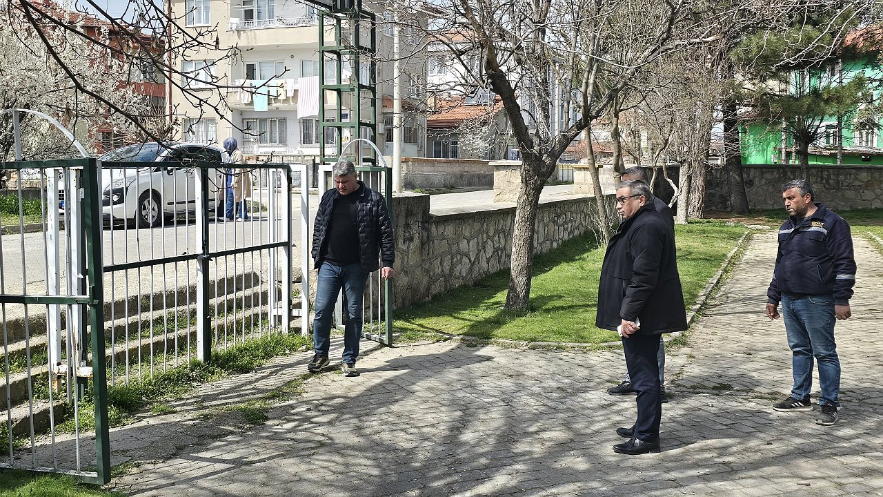 Şuhut Belediye Başkanı Muhittin Özaşkın Nazım Özer Parkı’nda İnceleme Yaptı
