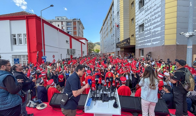 Afyonkarahisar Belediye Başkanı Burcu Köksal'a belediye önünde karşılama