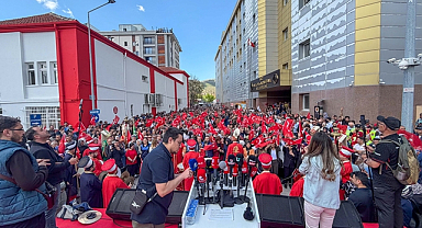 Afyonkarahisar Belediye Başkanı Burcu Köksal'a belediye önünde karşılama