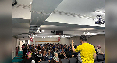 Afyonkarahisar’da Aile Haftası kapsamında dijital dünya konferansı düzenlendi