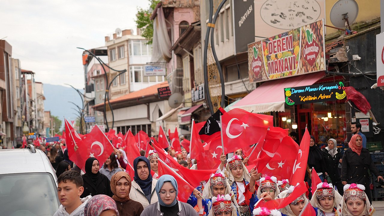 Bolvadin’de 19 Mayıs Gençlik Yürüyüşü yoğun katılımla yapıldı