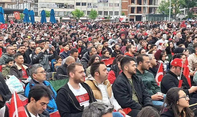 Afyon Zafer Meydanı'nda Milli Maç Coşkusu