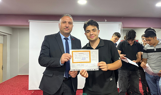 Çay'da Öğrencilere Lunapark Biletli Karne Sürprizi