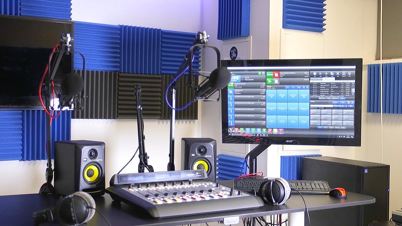 Dj Ahmet Çöygün Mikrofon Başına Dönüyor