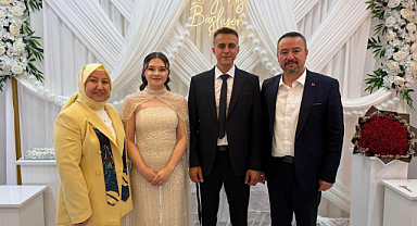 İscehisar Belediye Başkanı Kılınçarslan genç çiftin nişan yüzüklerini taktı
