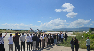Öğrenciler “Mehmetçikle Bir Gün Projesi” kapsamında 5’inci Ana Jet Üssü’nü ziyaret etti