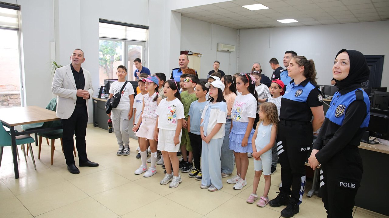 Şehit Ayhan Sarıçiçek İlkokulu öğrencilerinden Emniyet Müdürlüğüne ziyaret