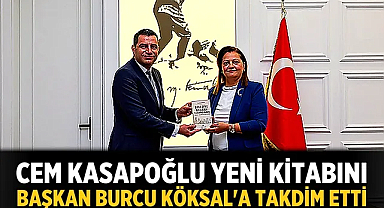 Cem Kasapoğlu yeni kitabını Başkan Burcu Köksal'a takdim etti