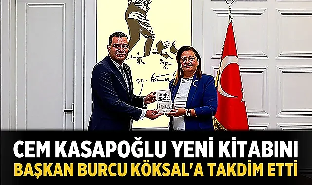 Cem Kasapoğlu yeni kitabını Başkan Burcu Köksal'a takdim etti