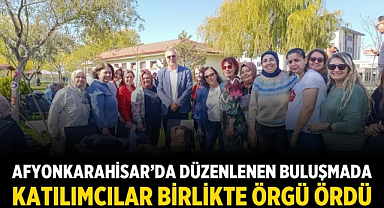 Afyonkarahisar’da düzenlenen buluşmada katılımcılar birlikte örgü ördü