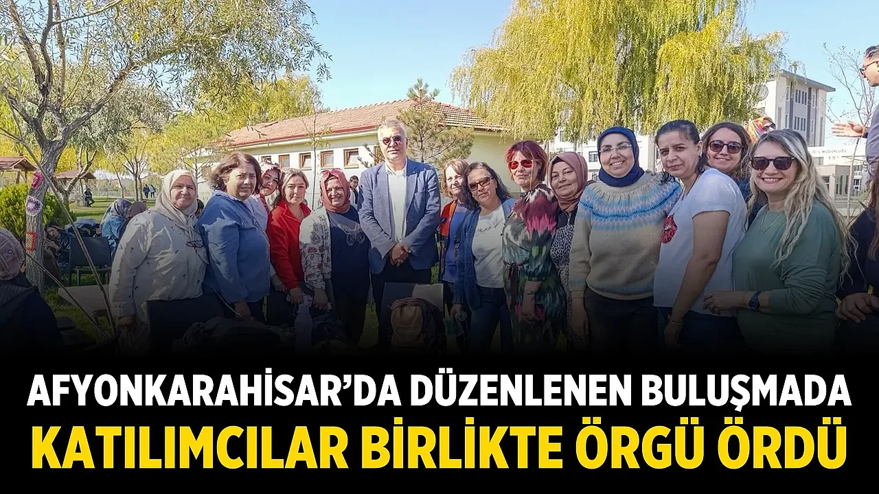 Afyonkarahisar’da düzenlenen buluşmada katılımcılar birlikte örgü ördü
