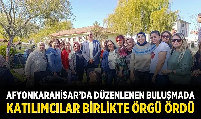 Afyonkarahisar’da düzenlenen buluşmada katılımcılar birlikte örgü ördü