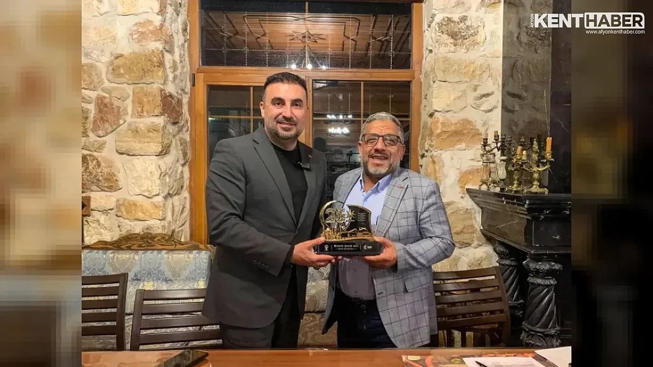 AK Parti Afyonkarahisar'da Kenan Şahin'e 25. Yıl Plaketi