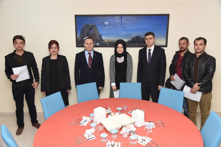 AKÜ ÖĞRENCİSİ GENÇ RESSAMLARIN ESERLERİ VALİLİK BİNASINDA SERGİLENİYOR
