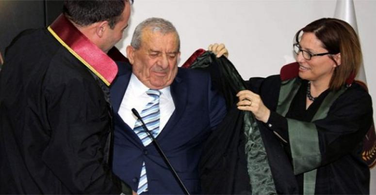 Azmin Zaferi; 85 yaşında avukat oldu