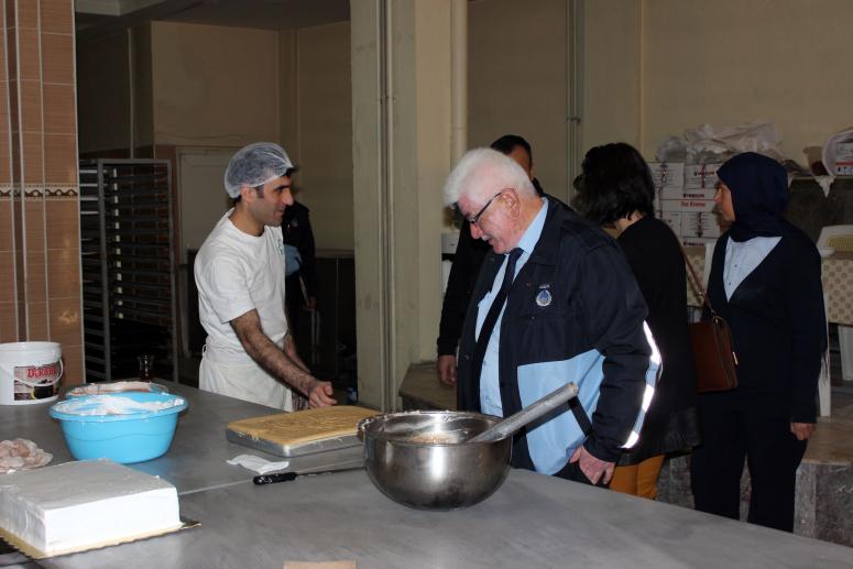 EMİRDAĞ BELEDİYESİ ZABITA EKİPLERİ İLÇEDE FAALİYET GÖSTEREN GIDA İMALATÇILARINI DENETLEDİ