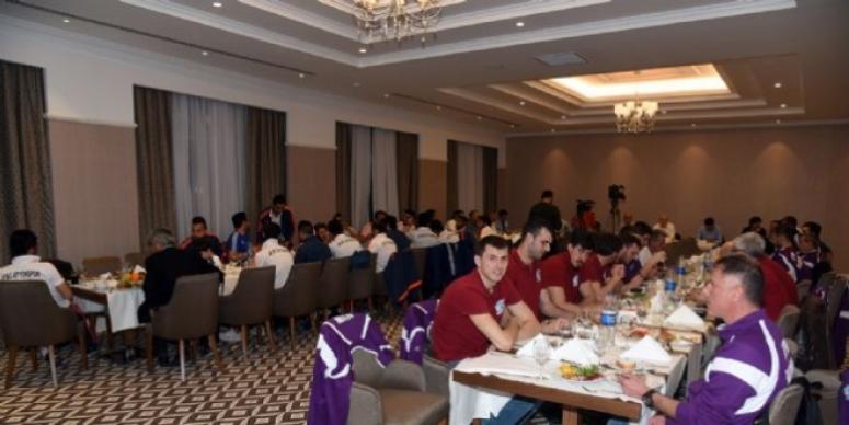Afjet Afyonspor ve Afyon Belediyespor Voleybol Takımları bir araya geldi
