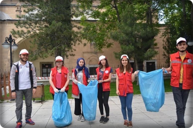 AFYON GENÇLİK MERKEZİ ÇEVRE TEMİZLİĞİ YAPTI !!!