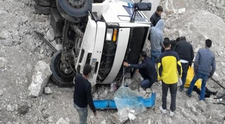 Askeri araca kamyon çarptı